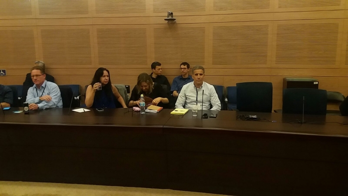 אורן עוזרד בדיון פתיחת אזורי רישום ומימון הסעות בועדת החינול בכנסת(צילום: תני גולדשטיין)