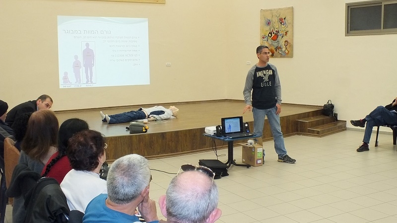 צוות המרכז הרפואי פדה פוריה העביר סדנת החייאה במגדל העמ'. צילום: מיה צבן, דוברת המרכז הרפואי פדה-פוריה