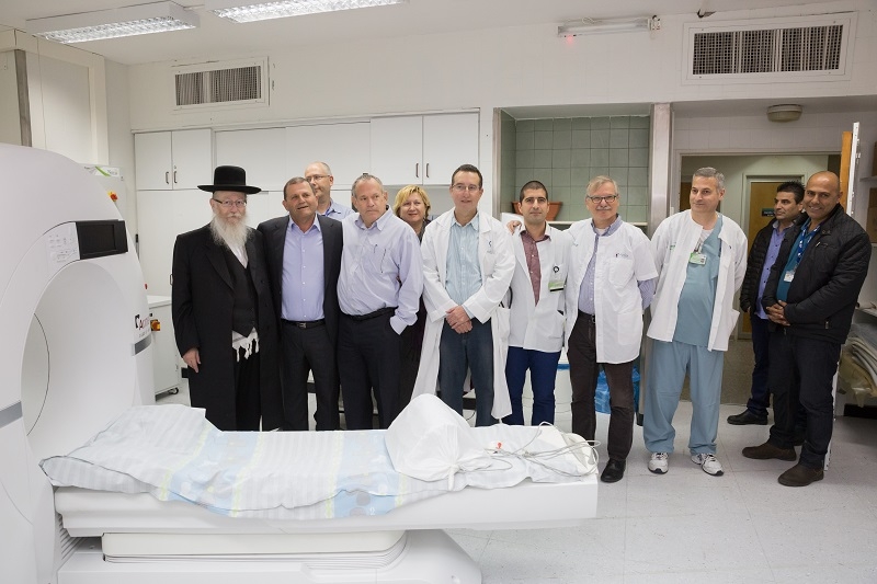 השר ליצמן, מנהל ביהח כרמל, ד"ר שמואל לוינגר המשקיע בארינטה, מנכל ארינטה ד"ר אהוד דפני וצוות מחלקת הלב של ביהח כרמל. צילום: עידן מרציאנו.