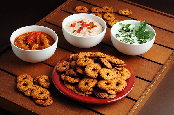  הצעת הגשה לאירוח קליל: בייגלה שטוחל'ה צ'ילי מתוק ומאזטים של יוגורט ועשבי תיבול, ממרח דלעת פיקנטי ומתבל גבינת שמנת וסלמון מעושן. צילום וסטיילינג: יולה זובריצקי