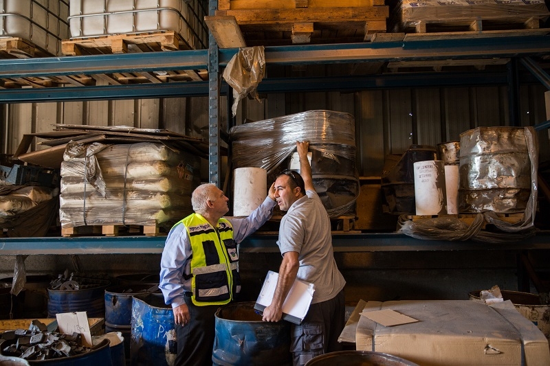 פקחים ואנשי המשטרה הירוקה של המשרד להגנת הסביבה יצאו ביום ראשון השבוע למבצע ארצי לפיקוח על עסקים המחזיקים בחומרים מסוכנים