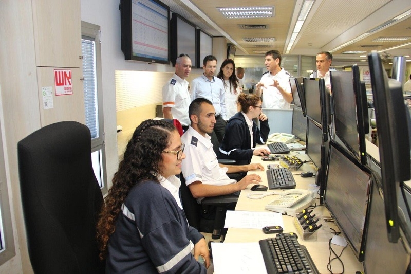 ח"כ איציק שמולי ומנכ"ל מד"א אלי בין במוקד הלאומי של מד"א בקרית אונו