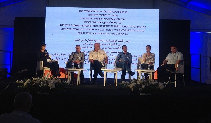 מימין לשמאל: מיכאל ביטון ראש עיריית ירוחם, שירה ברגמן אגף התקציבים באוצר, סלימאן אלעמור סמנכ"ל אג'יק, אמיר אייל סמנכ"ל סודה סטרים, איבראהים נסאסרה מנכ"ל קבוצת להב ושירה להב.