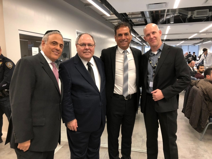 דני דיין קונסול ישראל בניו יורק, ראובן קאופמן נשיא בורסת היהלומים בניו יורק, עזרא  בוארון ואורי ספירו חברי הנהלת הבורסה ברמת גן.(צילום:  מיקי קטן)