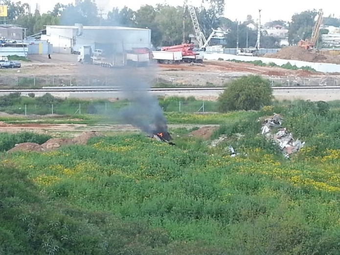שריפת אשפה ברמלה (צילום: אריאל פרננדו)