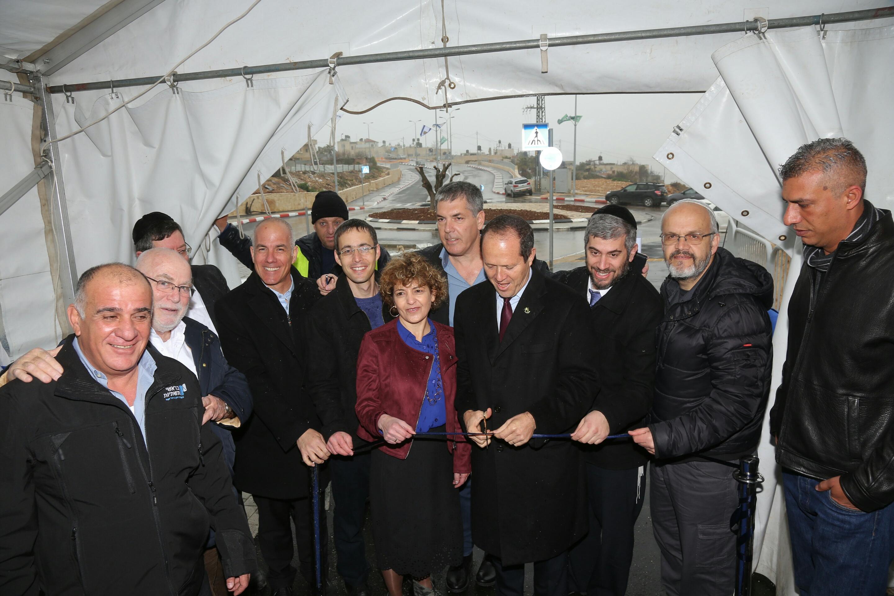 גזירת הסרט בטקס חנוכת כביש 21. צילום: ששון תירם