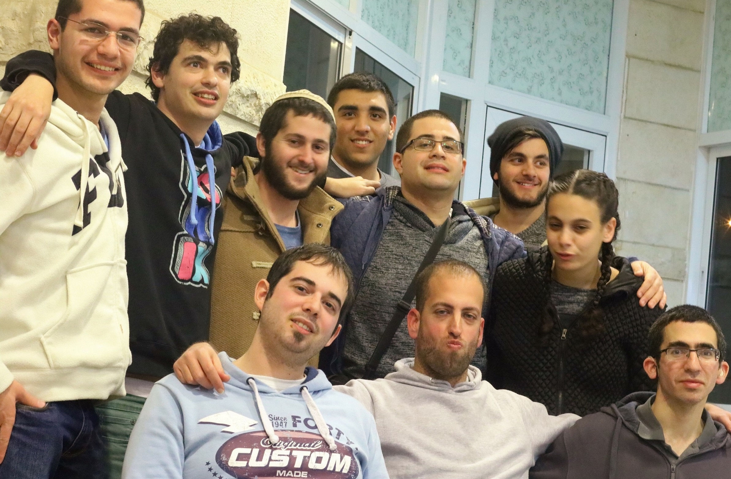 אופיר פלום בן 27, מדען בתחום הפיזיקה והנדסת החשמל, למרות, ויתכן שאף בזכות, היותו על הרצף האוטיסטי בתפקוד גבוה