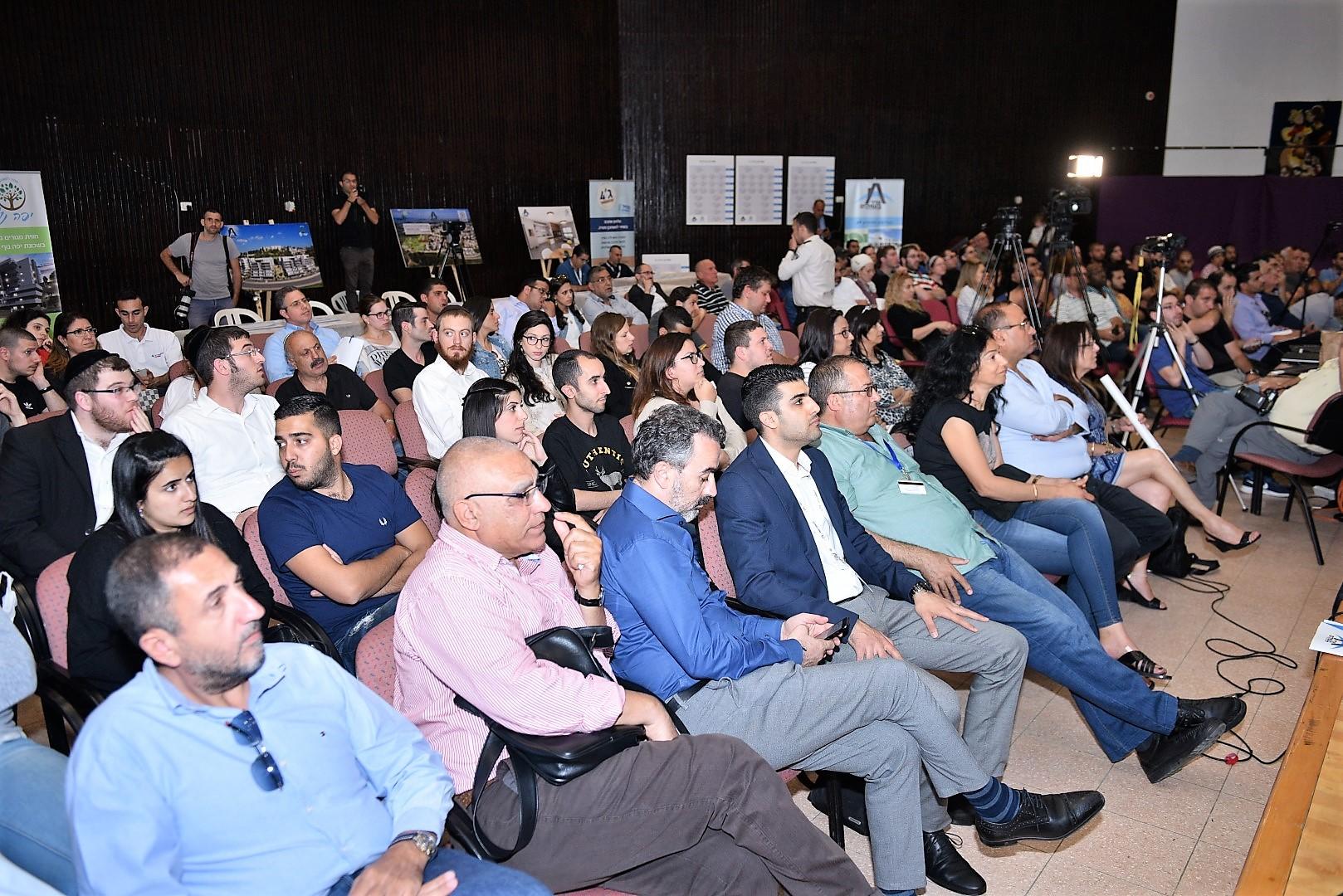 תמונות מכנס זוכים ב"מחיר למשתכן" בו השתתפו שר האוצר משה כחלון, שר הבינוי והשיכון יואב גלנט, ראש העיר אלי ברדה ועשרות זוגות שזכו