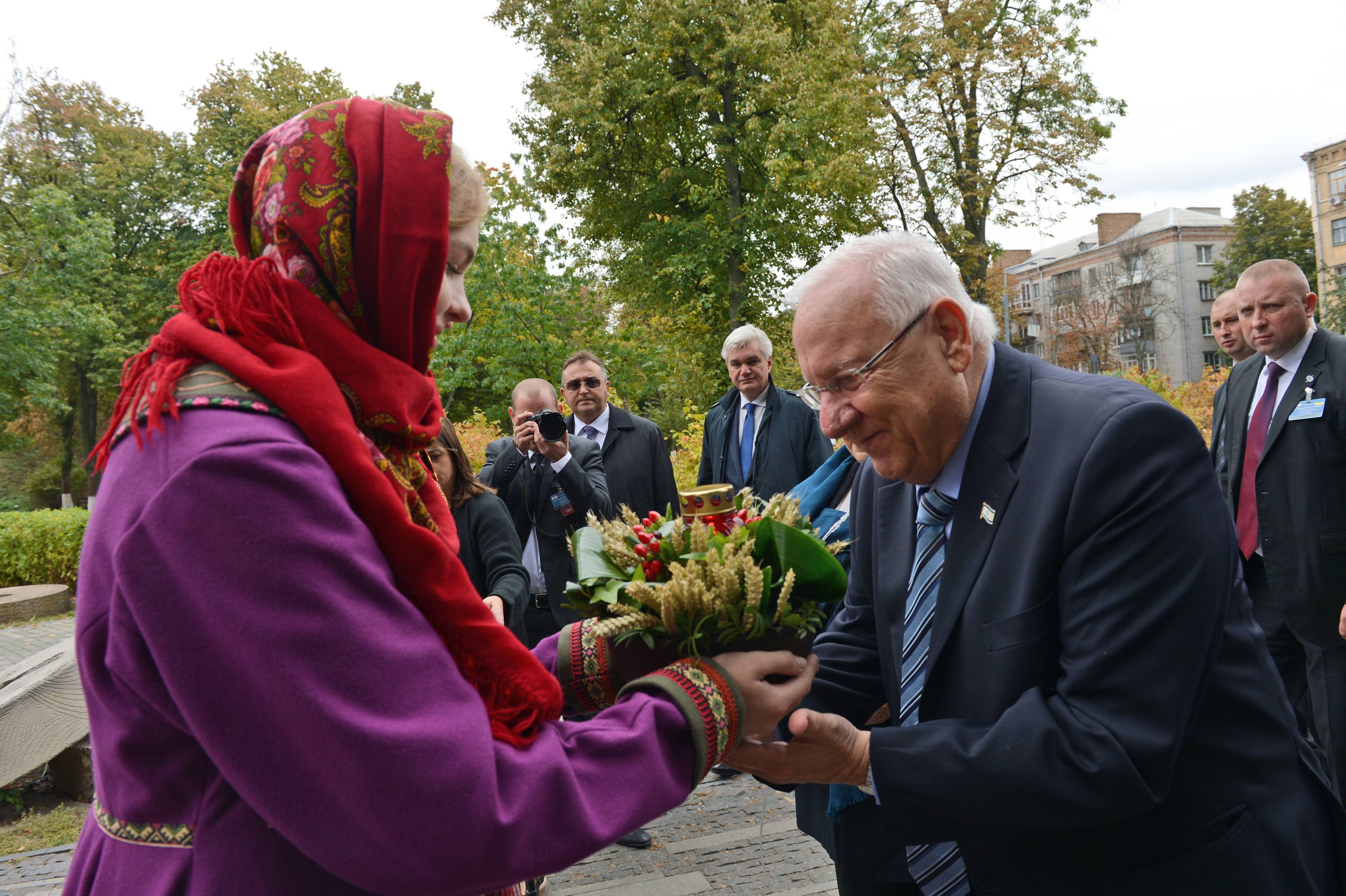 הנשיא ריבלין באוקראינה בטקס הנחת הזר בקבר החייל האלמוני. צילום: חיים צח/ לע"מ