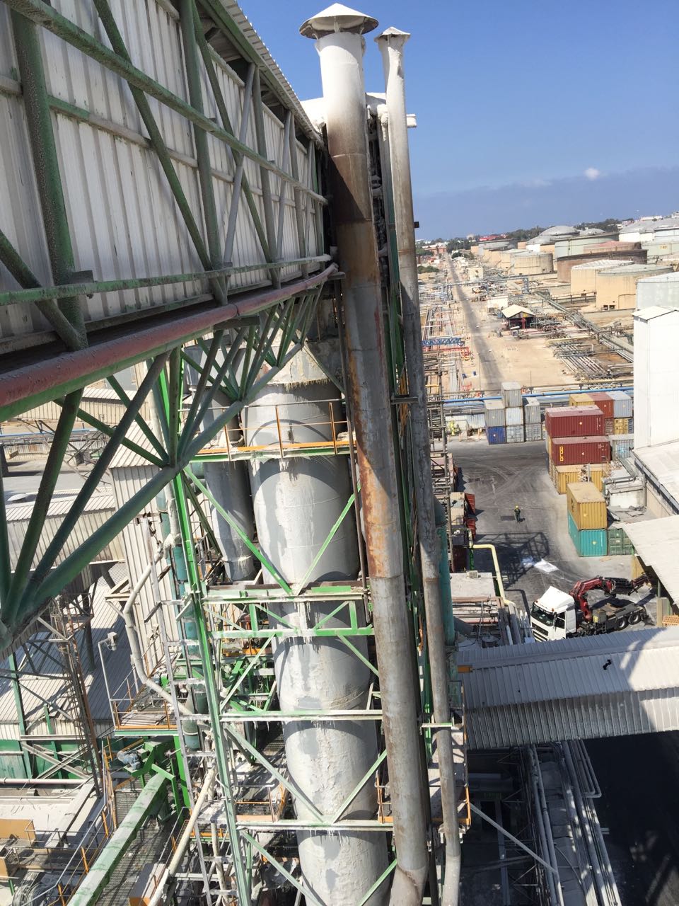 ארובה במפעל חיפה כימיקלים שחורגת מנוהל הדיגום. צילום כאמל קזאמל, המשרד להגנת הסביבה