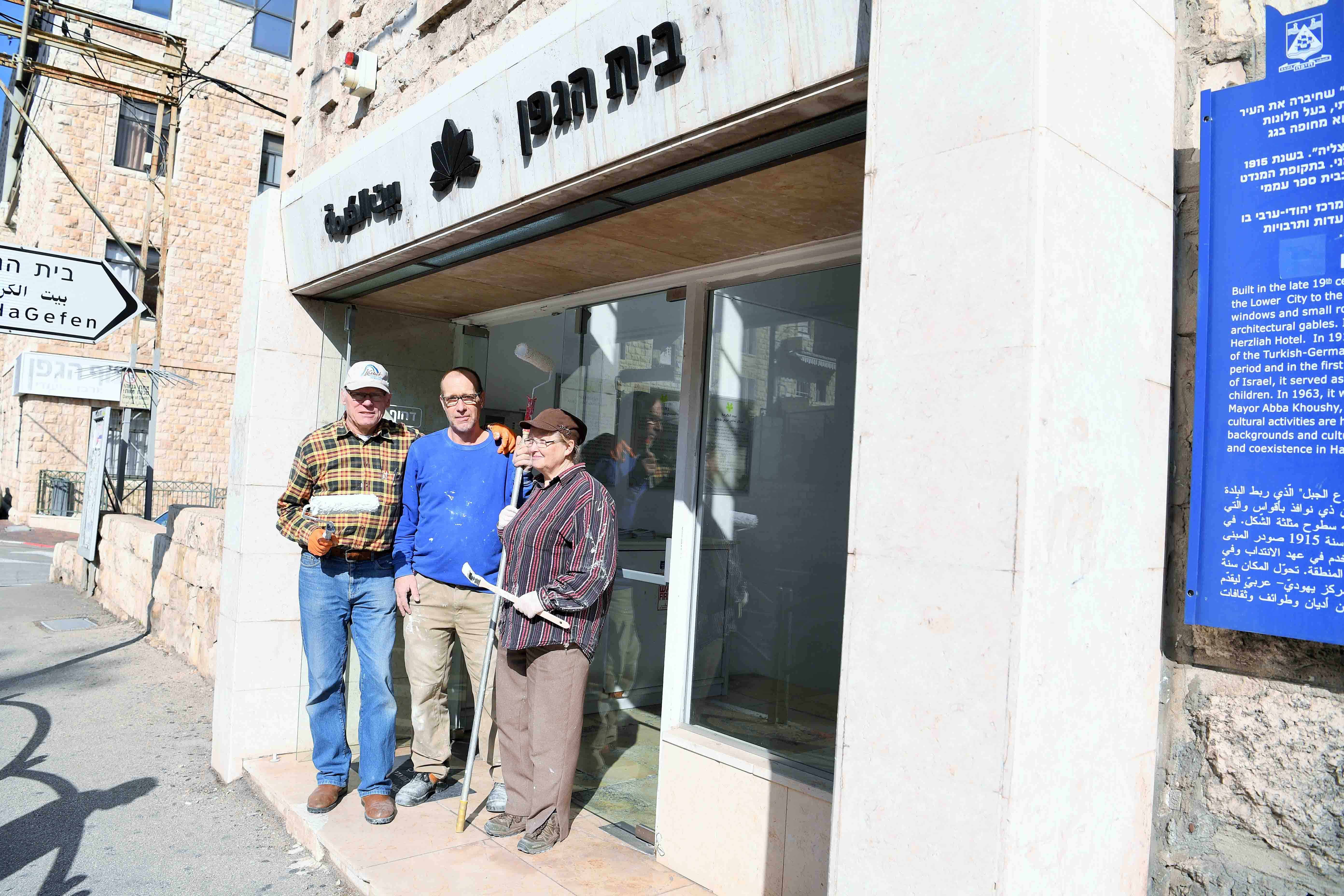 מתנדבים גרמנים מצאצאי הנאצים הגיעו לסייע לשיקום חיפה מהשריפות