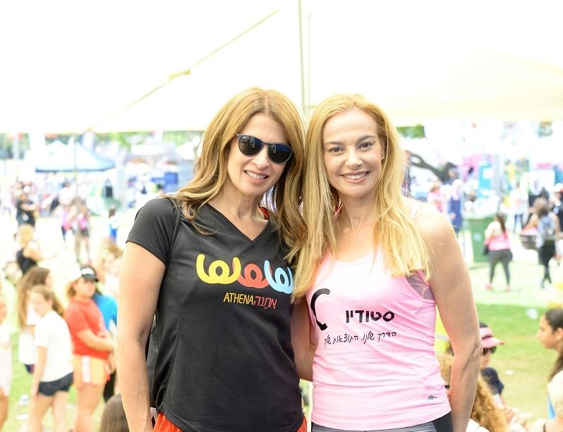 המנחה מירי נבו ומנכ"ל סטודיוC  סמדר אשכנזי הסתפקו בתמונה משותפת. צילום: שרון מלכי עבור יח"צ בסטודיו C