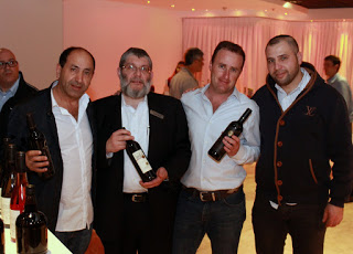 יעקב ברג הבעלים של יקב פסגות, נתן הרצוג רמי לוי ויוסי שבתו מנהל הסחר בקבוצת רמי לוי. צילום: עידו כהן