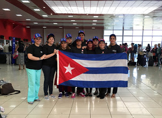 האימהות מקובה בשדה התעופה בהוואנה רגע לפני ההמראה לישראל