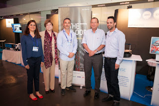 מימין לשמאל: רועי רמון, מנהל מאיץ הסטארט-אפים של אינטל ישראל; רון חולדאי, ראש עיריית תל אביב; גיל דבורה, אחד מיזמי The Floor - מרכז חדשנות פינטק ישראלי, מקסין פסברג, מנכלית אינטל ישראל ושרון פוטרמן, מנהלת פיתוח עיסקי של תחום האינטרנט של הדברים באינטל ישראל. צילום: רועי שפרניק