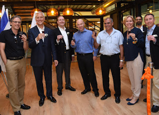 מימין לשמאל- גור שטייף חברת BMC Software, דיויד מירמאלי מנכ"ל בכיר BMC Software, מוניקה פלביש סגנית נשיא, אריה דהן מנכ"ל גני התעשייה של סטף ורטהימר, אריק סגל מנהל שלוחת חברת BMC בגן התעשייה תל-חי, ביל מילר סגן נשיא, בוב ביצ'אמפ נשיא BMC Software העולמית וקרול סמצ'חובסקי מנהל פעילות ישראל