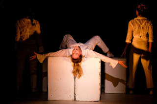 קטע מתוך ההצגה "חברות של אלוהים", במסגרתה מומחז סיפורן של שרה אימנו, נעמי ו"הפילגש בגבעה"