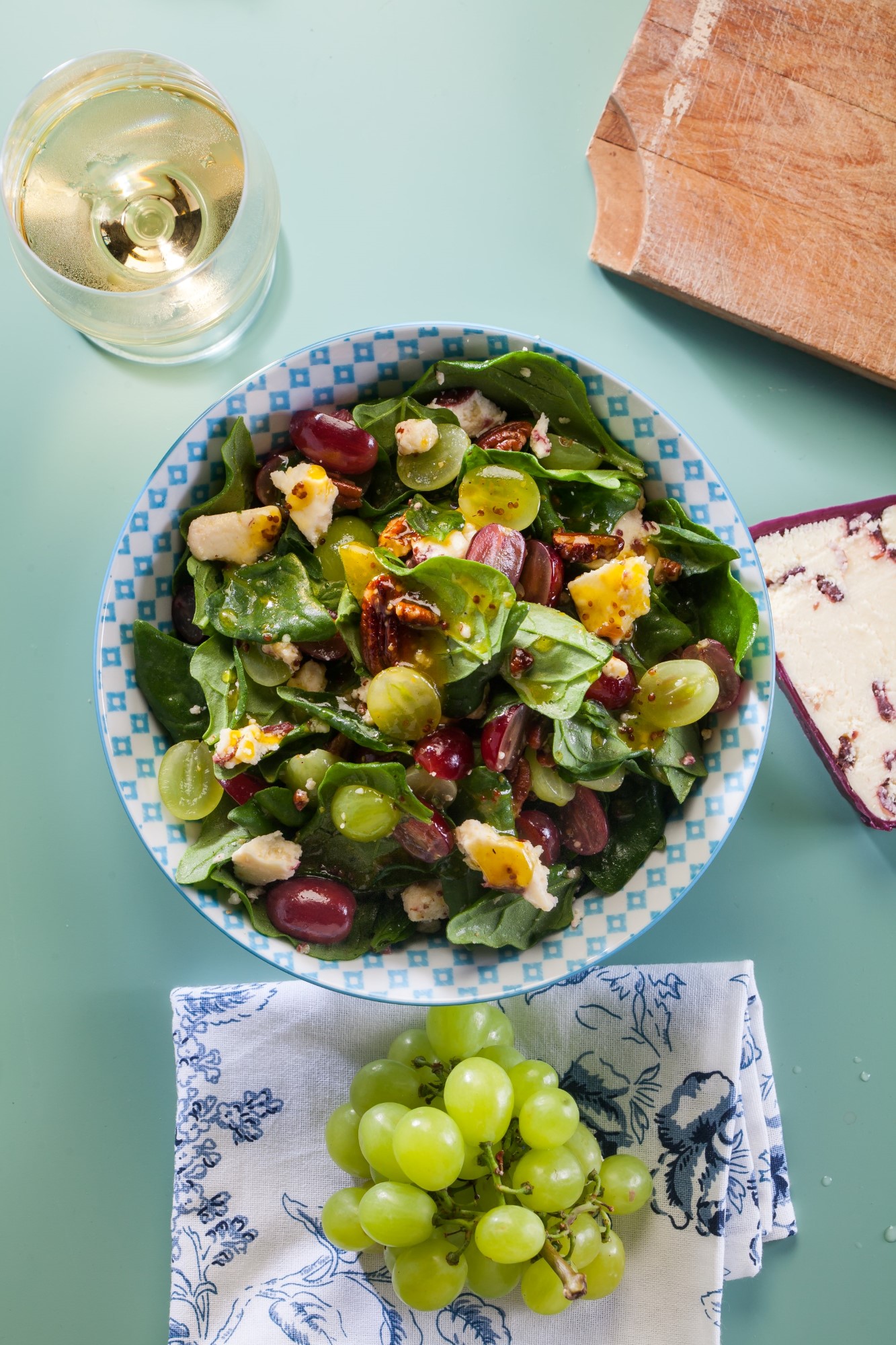 סלט תרד ענבים וגבינת צ'דר. צילום: אפיק גבאי