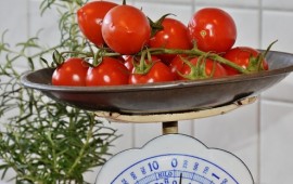 צדק צרכני במשקל קל - עבר לקריאה ראשונה וועדת הכלכלה אישרה לקריאה ראשונה: רשתות השיווק הגדולות יחויבו להציב משקל לשימוש הצרכנים במחלקות הפירות והירקות. צילום: אילוסטרציה