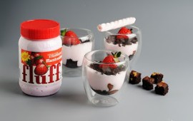 חדש: ממרח מרשמלו בטעם תות מוס מרשמלו תות וקוביות בראוניז שוקולד. צילום – יולה זובריצקי