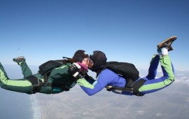 יום האהבה בשחקים - אוהבים בצניחה חופשית