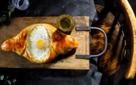 המתכון הגיאורגי המושלם למנה הפופולארית אצ'רולי חצ'פורי חצ'פורי אצ'רולי של מסעדת פטרה (צילום: מיטל סלומון)