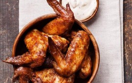 הן עסיסיות, דביקות וקלות להכנה כנפיים ברוטב צ'ילי ודבש כנפים ברוטב צ'ילי ודבש