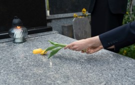 מצבת גרניט שחורה להנצחה אלגנטית ועמידה קרדיט תמונה FREEPIK