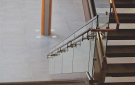 מעקה זכוכית למדרגות פנים – הבחירה האלגנטית שמשדרגת כל בית קרדיט תמונה FREEPIK
